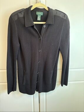 The pictures are deceiving. Sweater is dark black with pockets size M